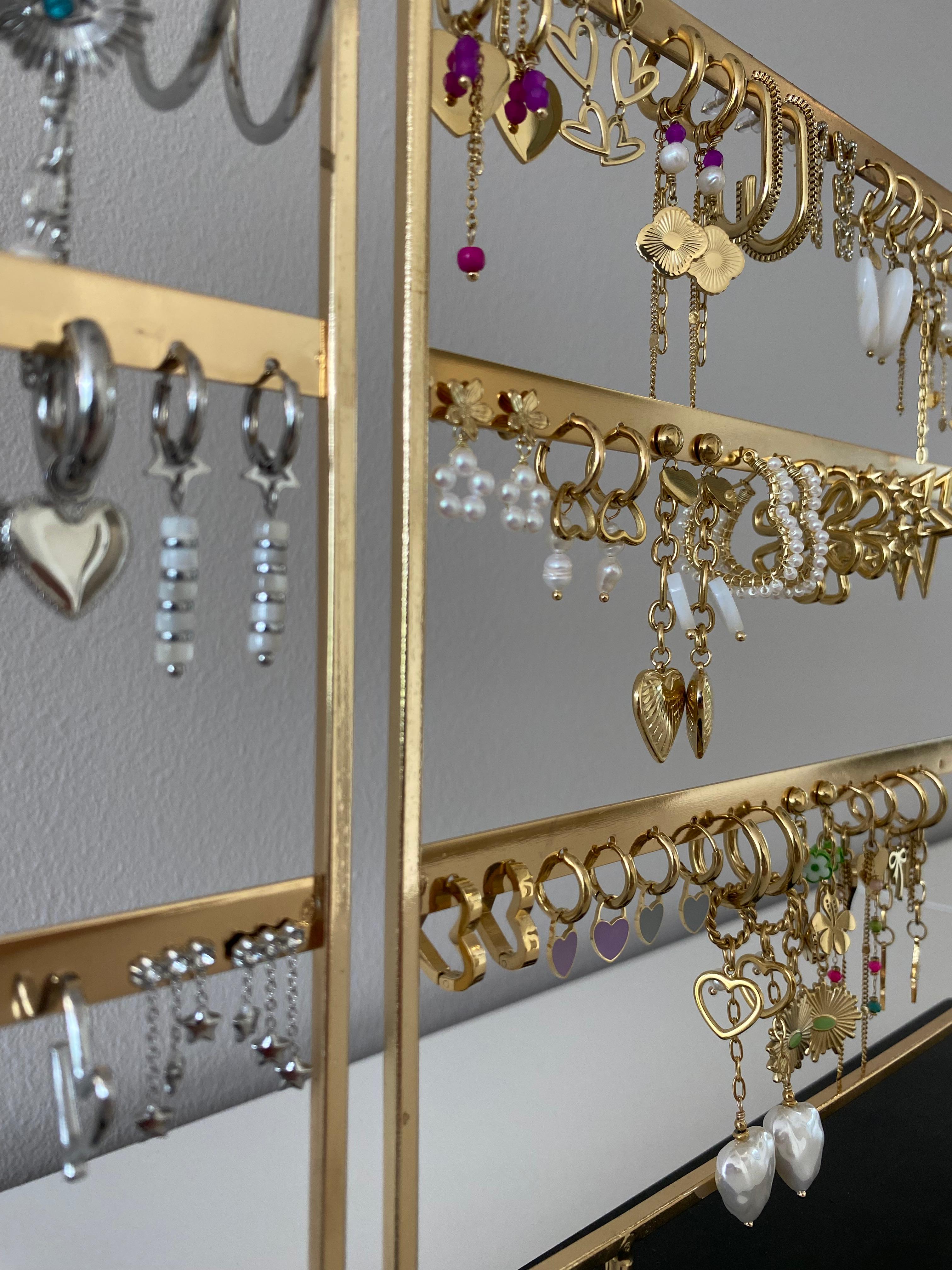 Oorbellen die hangen aan display in het goud en zilver