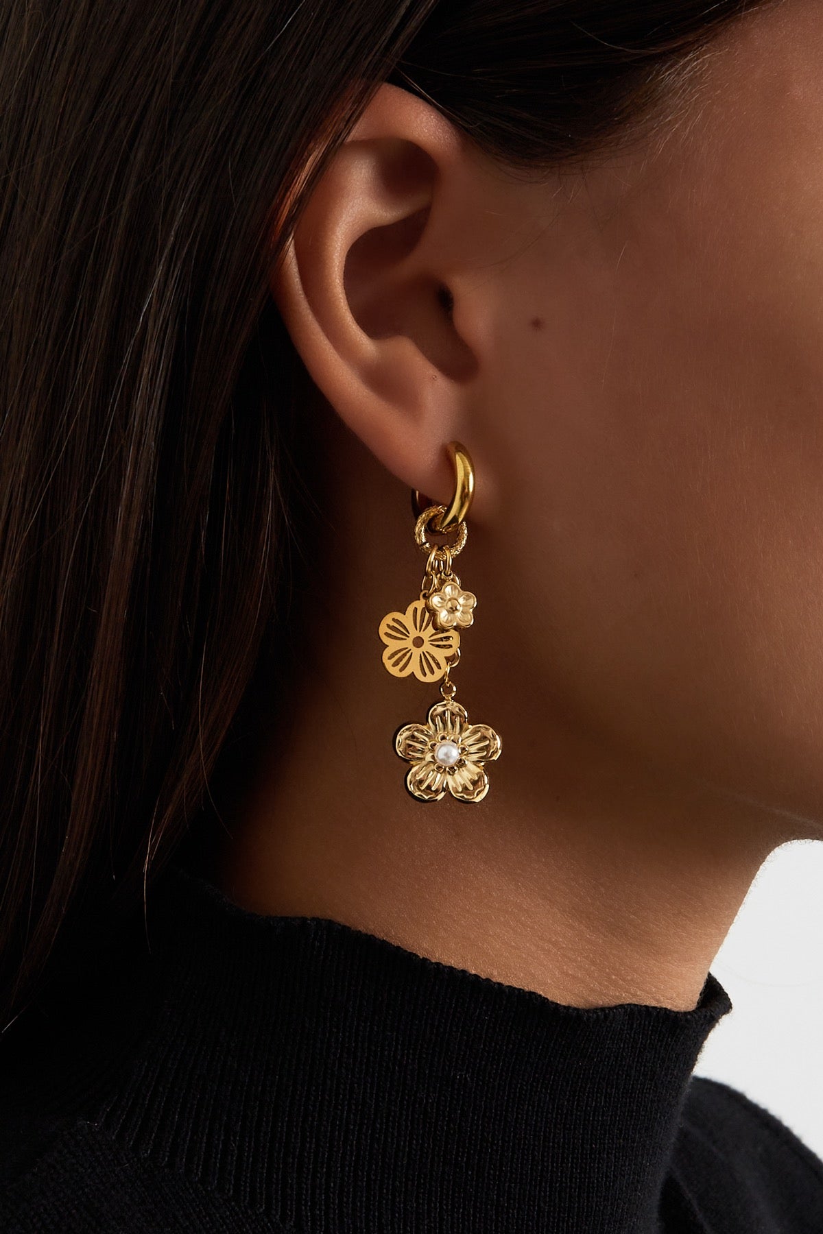 Statement lange bloemen oorbellen goud