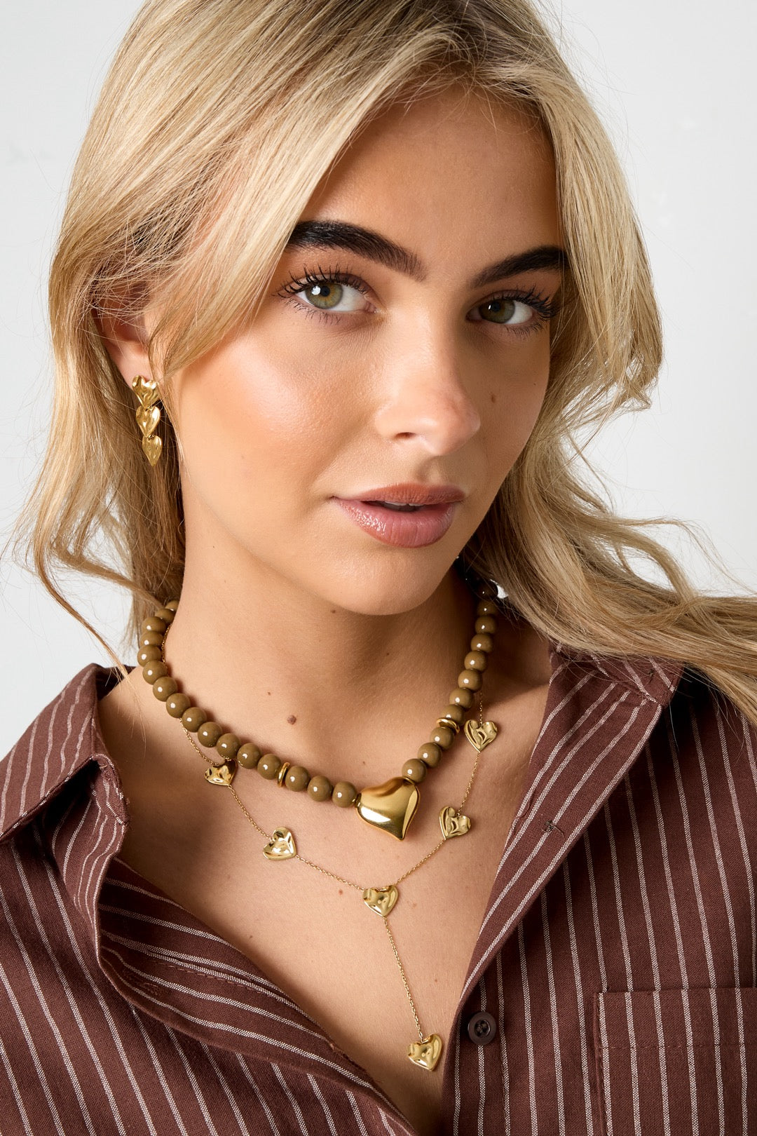 Kralenketting met kleine bruine kralen en gouden hart bedel