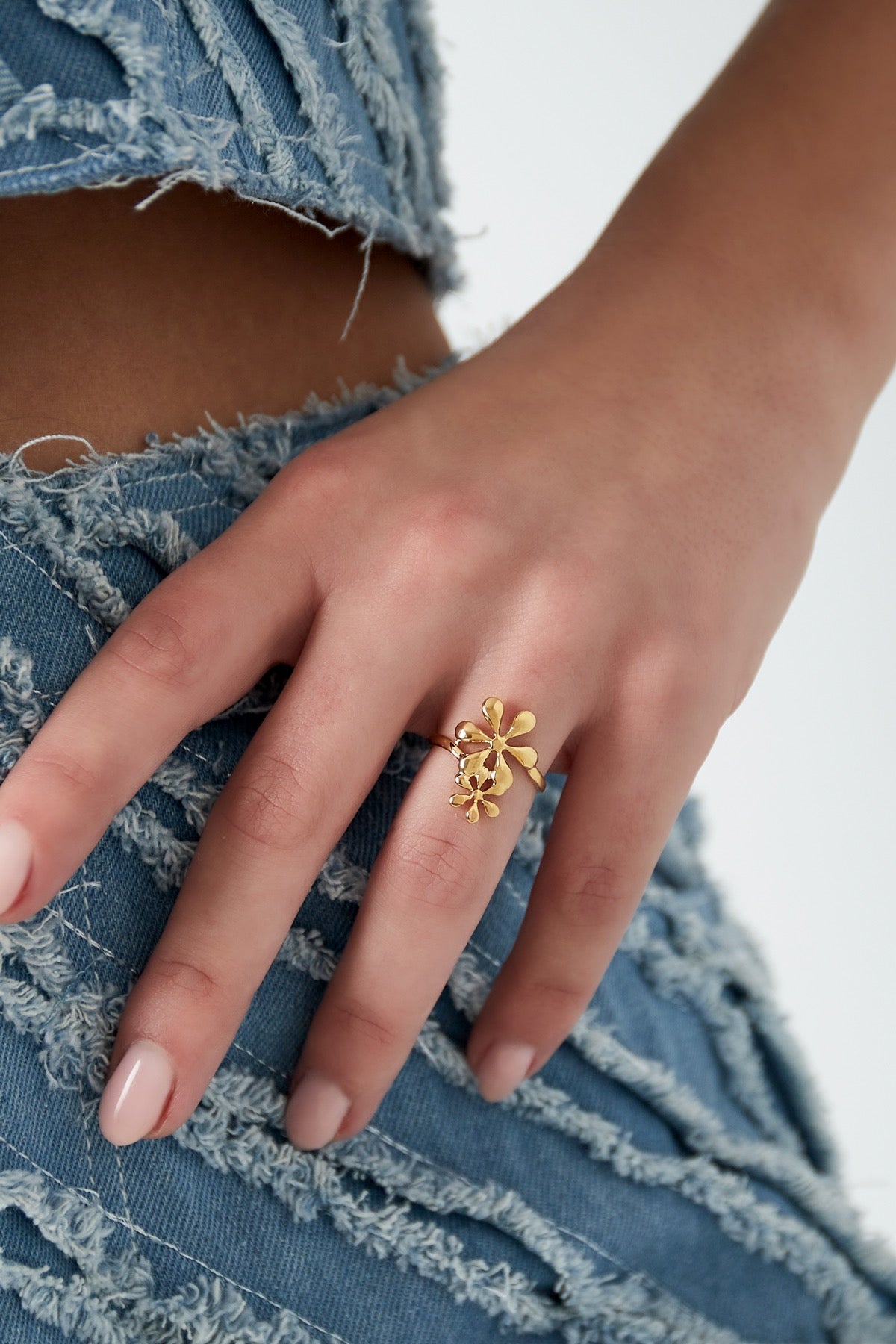 Ring met bloemen in het goud om vinger