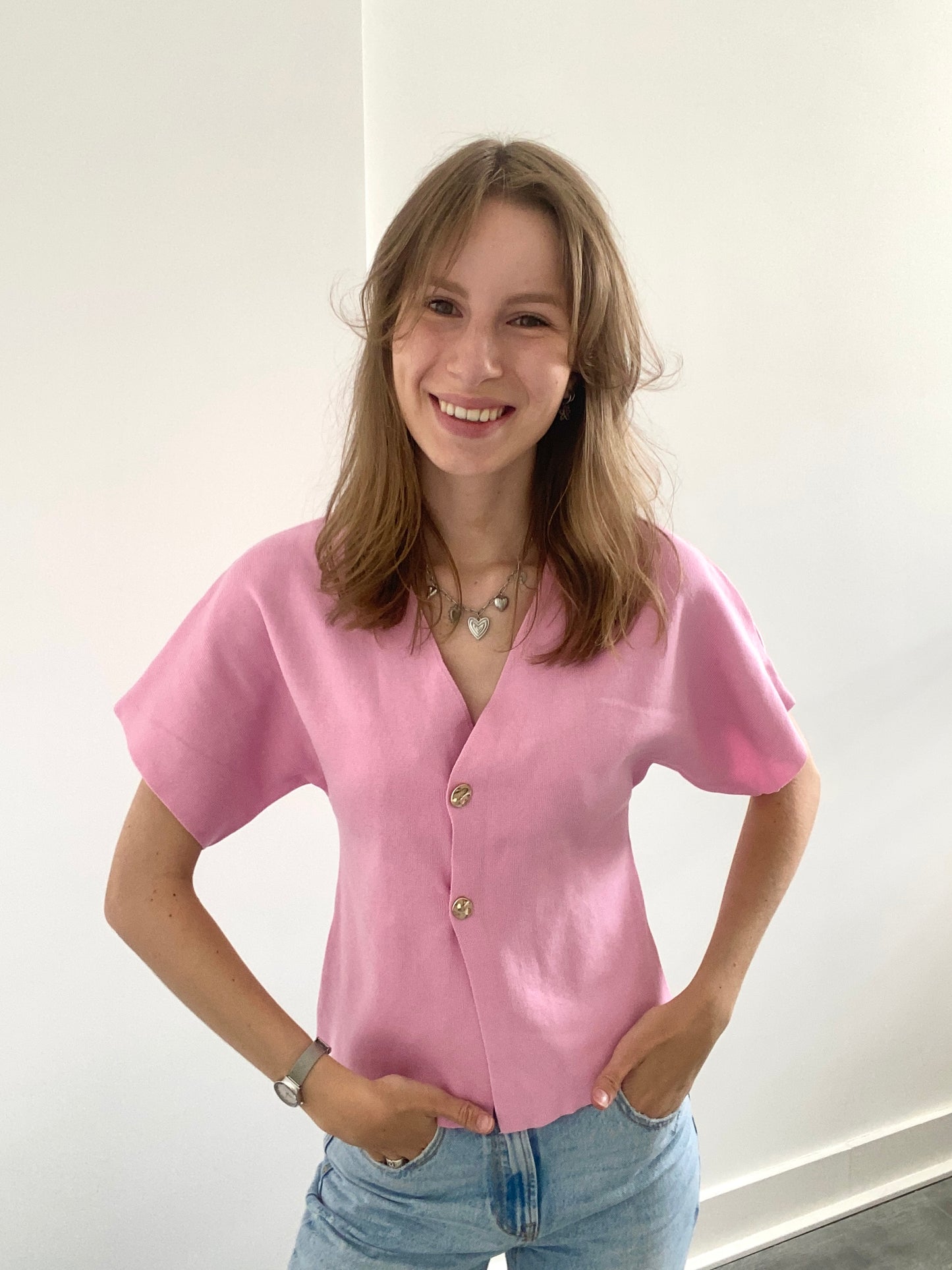 Korte mouw top met knoopjes en schuine vorm in het roze