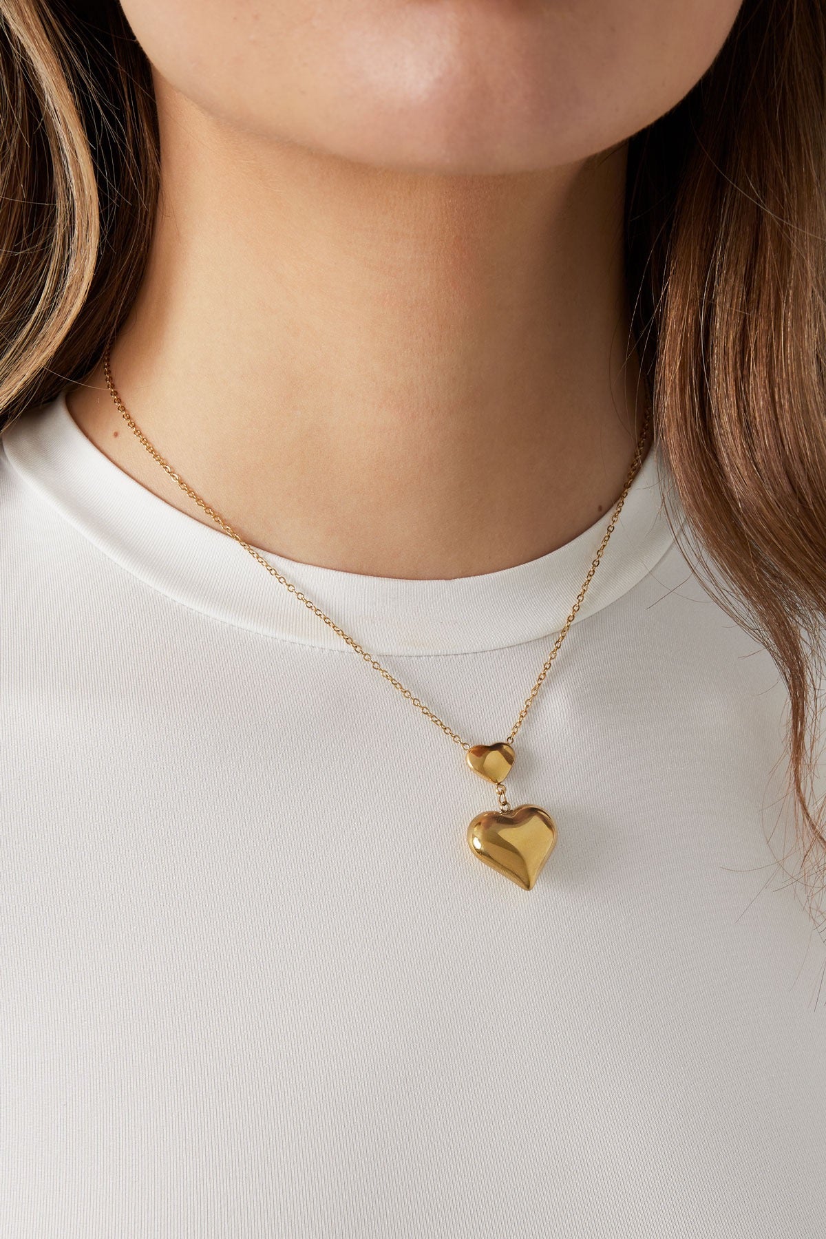 Ketting met dubbele hartjes goud om hals