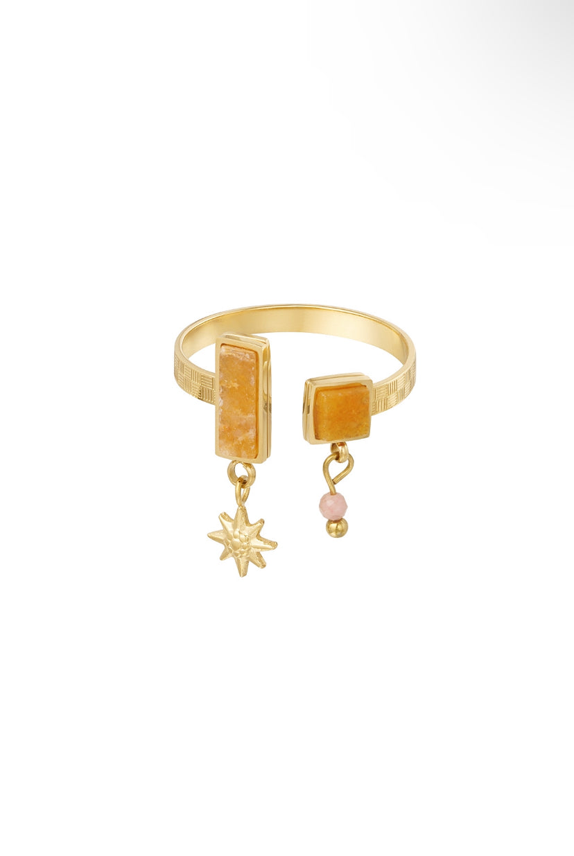 Verstelbare ring goud met hangertjes en oranje details