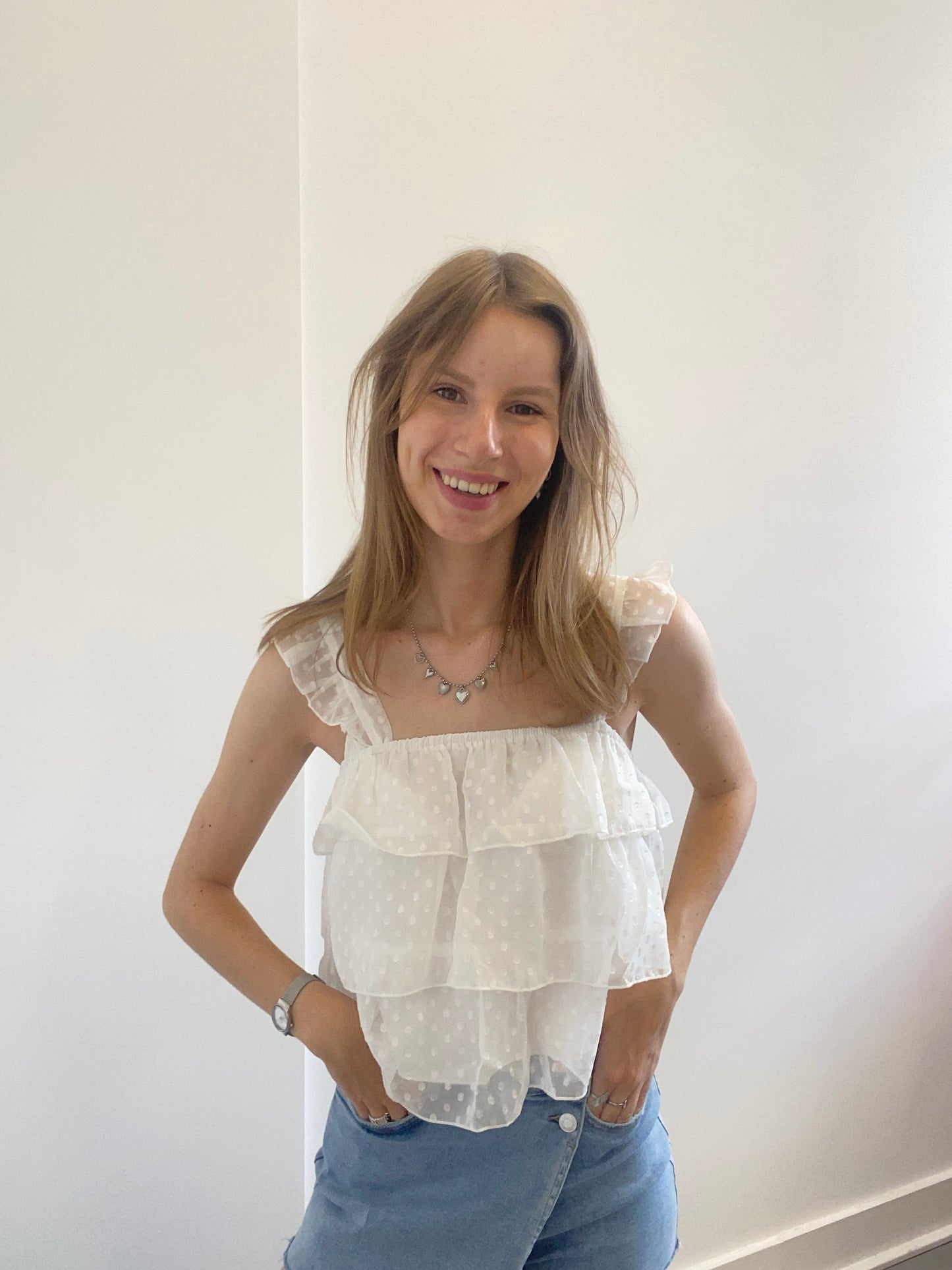 Witte top met bandjes, ruches en stippen patroon