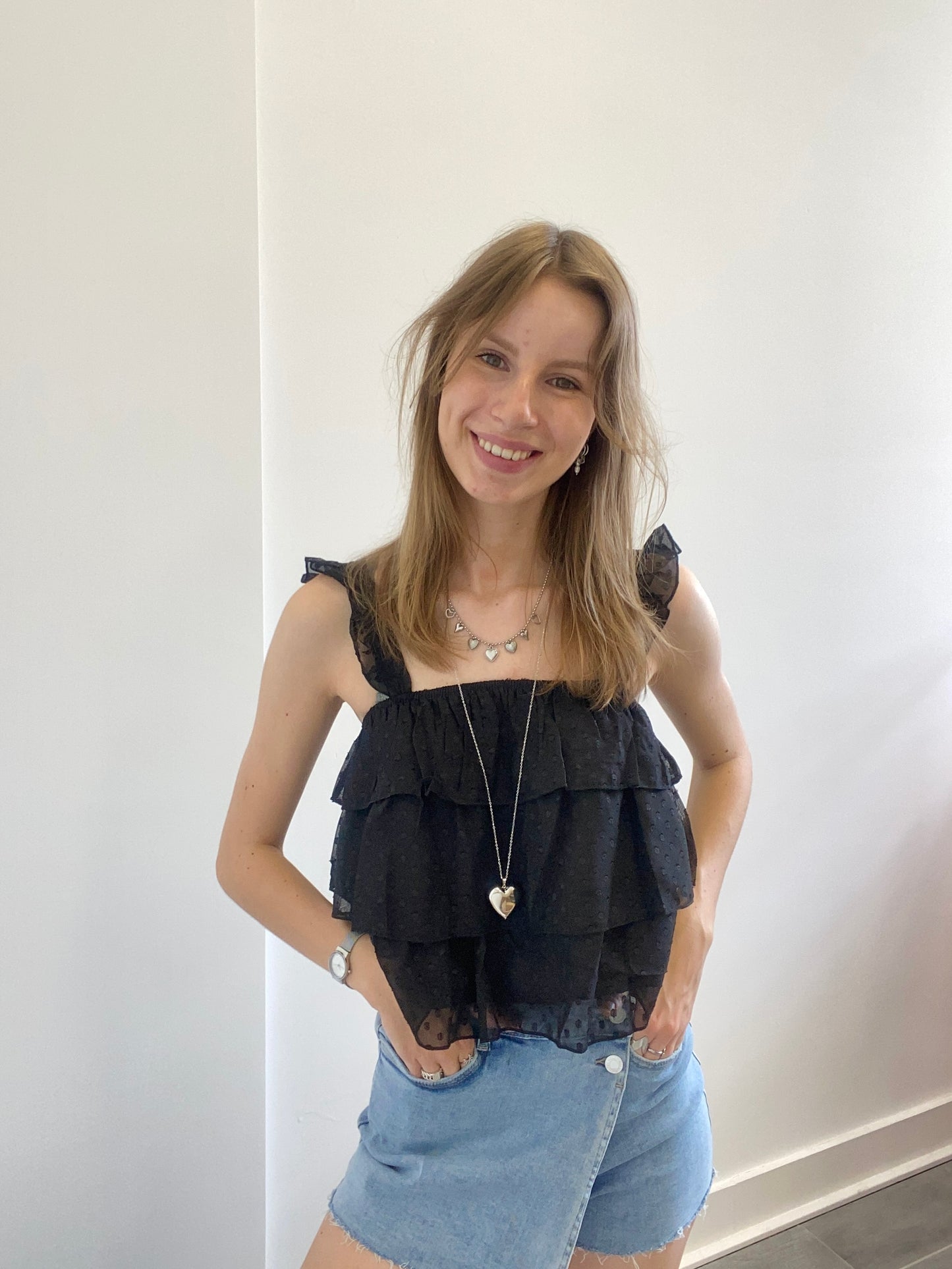 Zwarte top met bandjes, ruches en stippen patroon