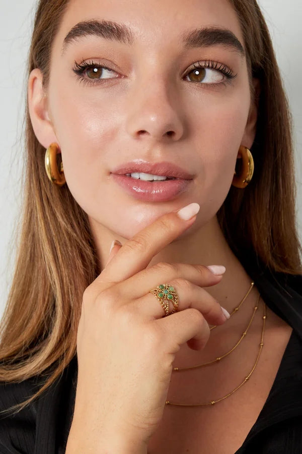 Bloemen ring goud om vinger