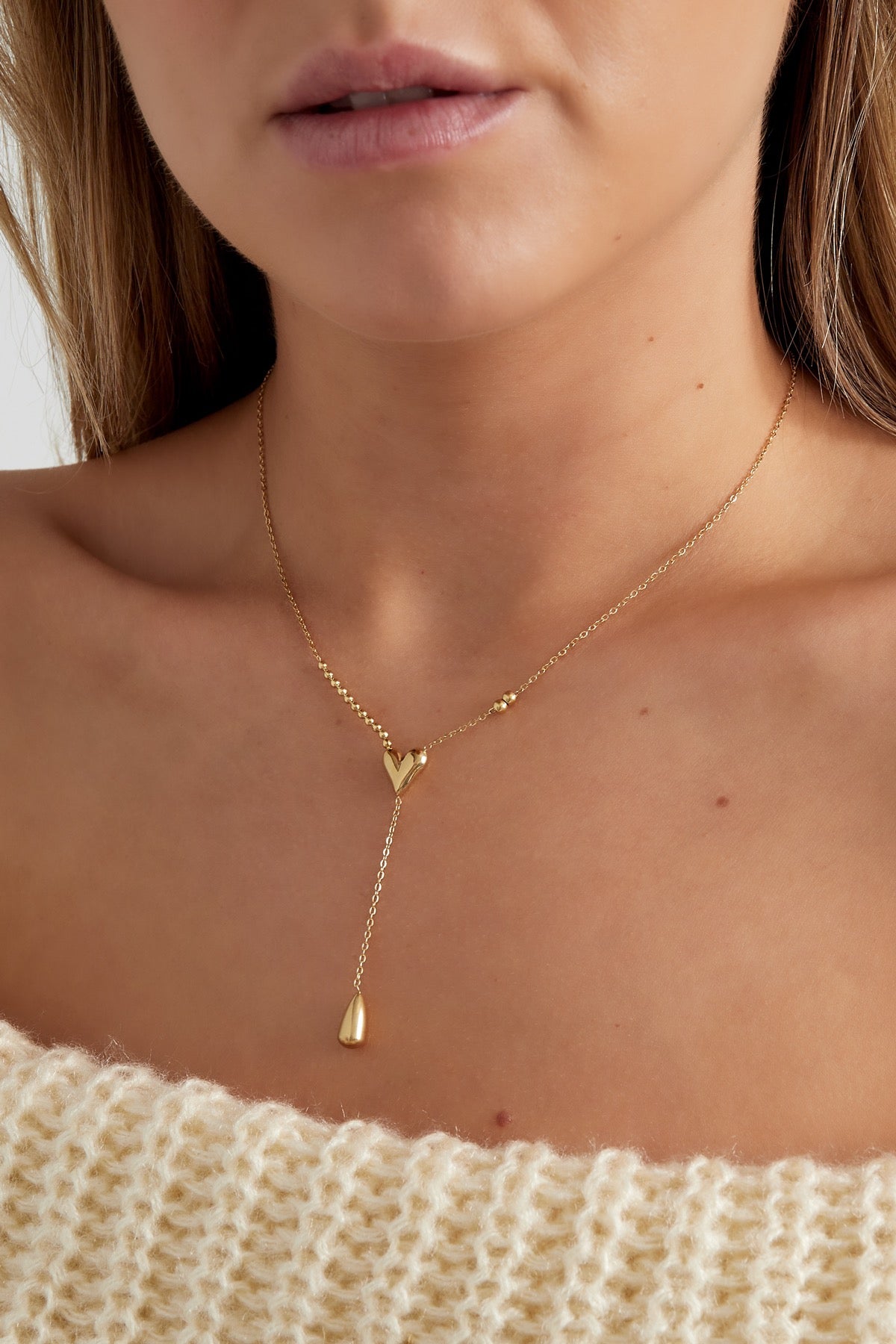 Ketting met hartje in het goud om nek
