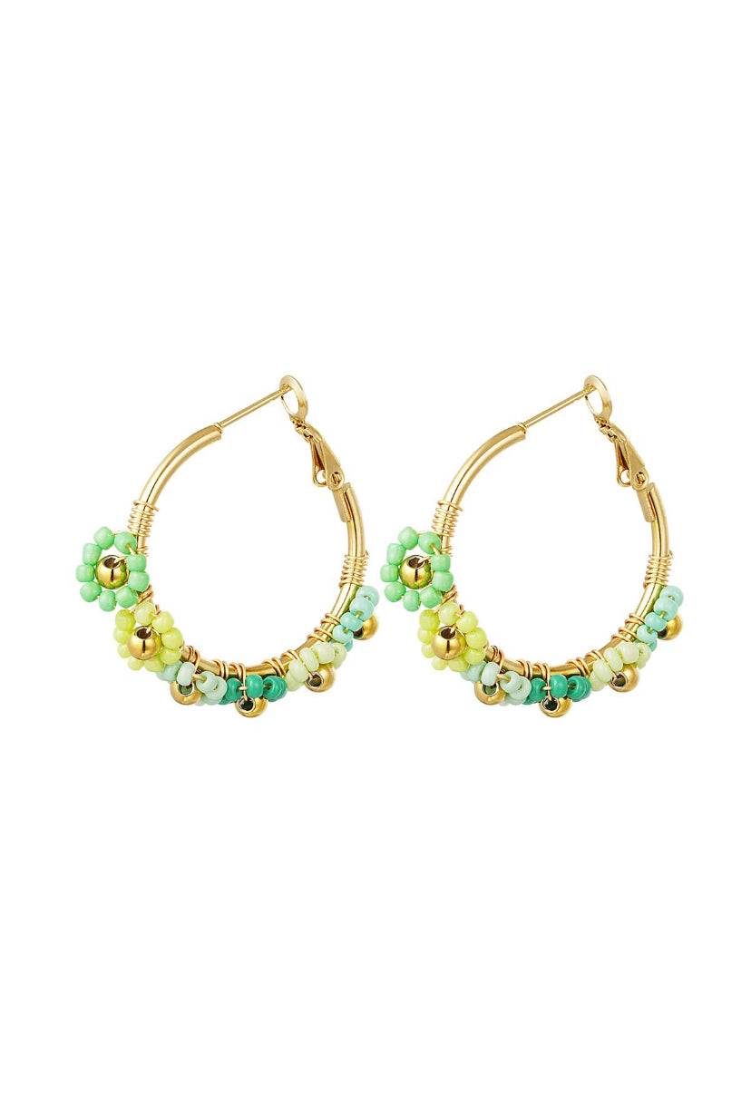 Oorringen met bloemen in groen en goud