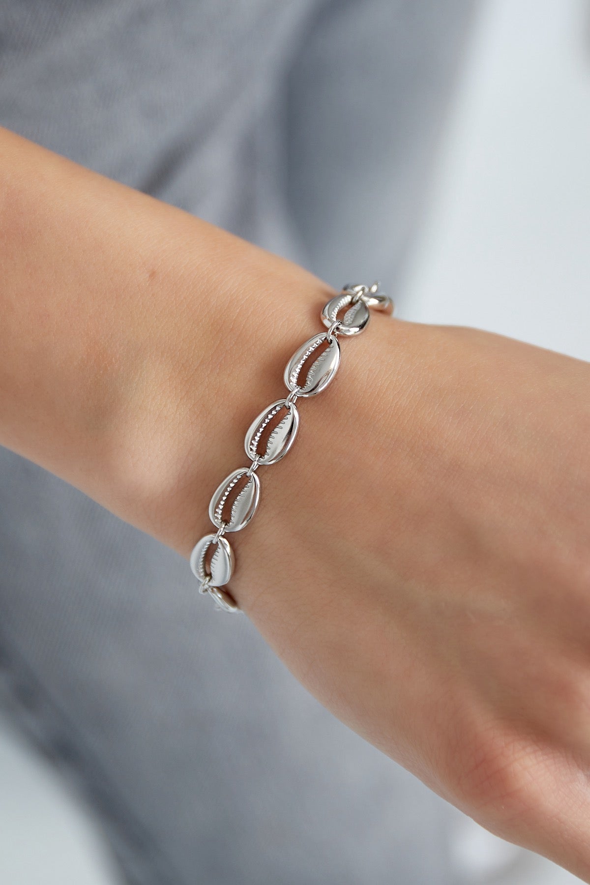 Armband met zomerse schelpen in het zilver