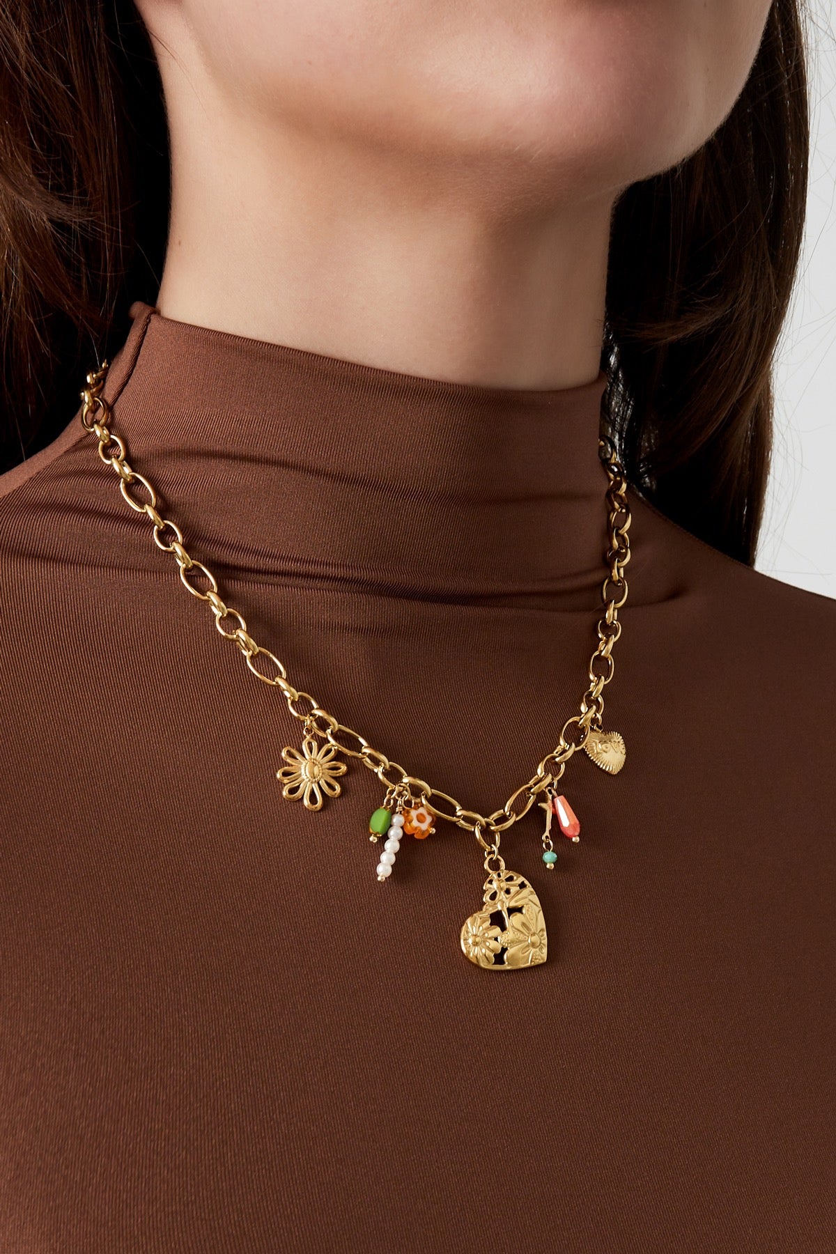 Hartjes bedelketting met bloem en kleur in het goud