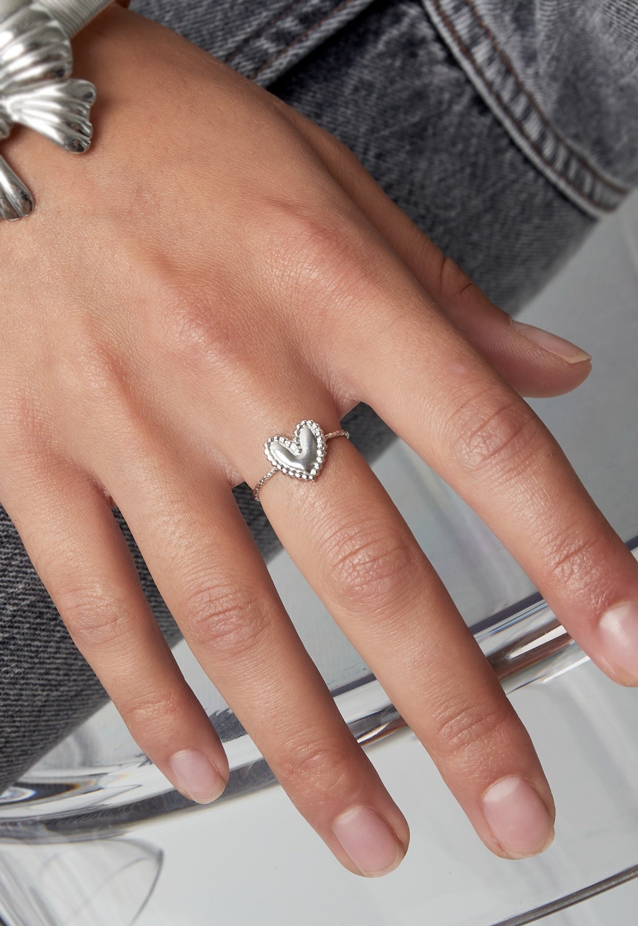Ring met klein hartje zilver om vinger