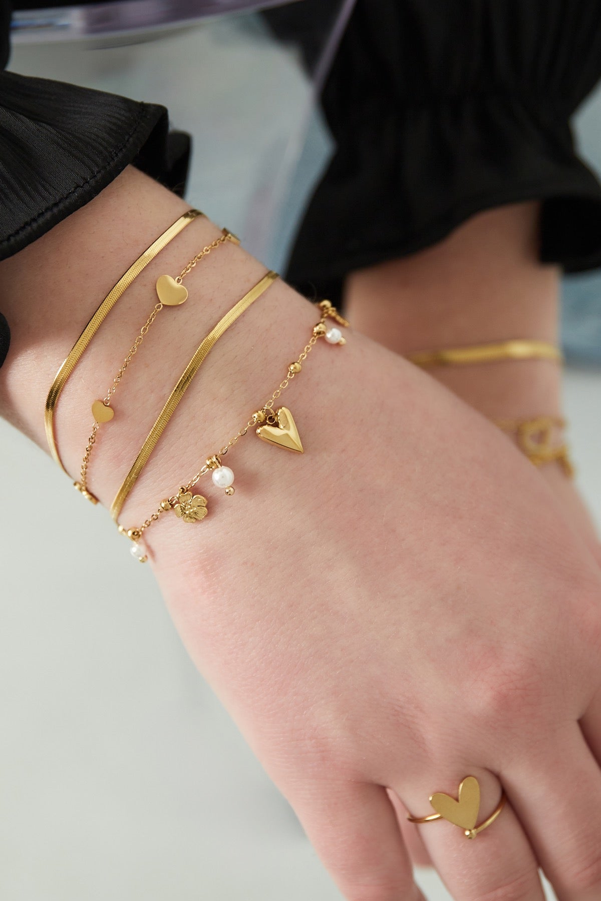 Minimalistische armband met bolletjes, parels, klavers en hartje goud