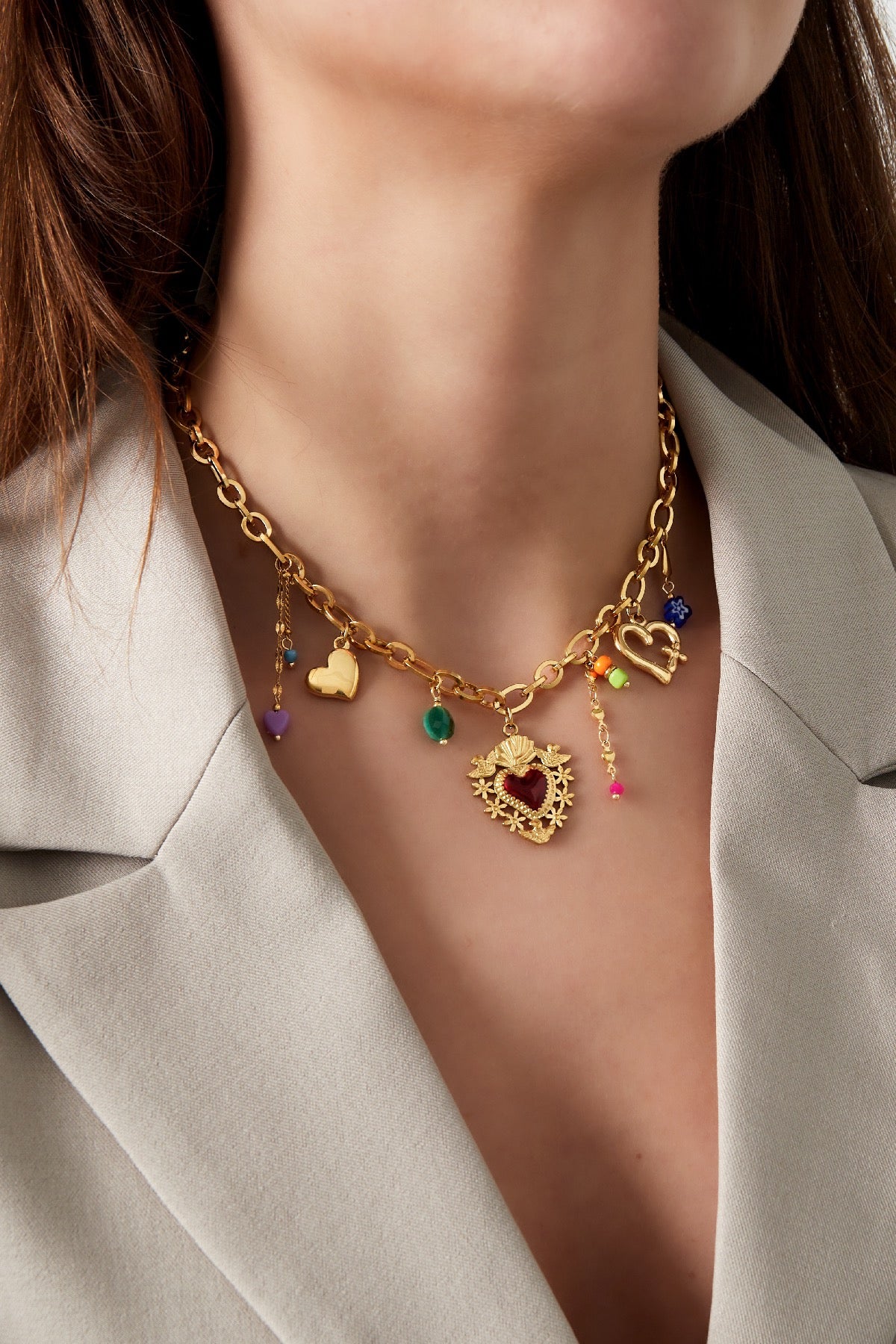 Statement bedelketting met grove schakel en kleurrijke bedels van harten goud