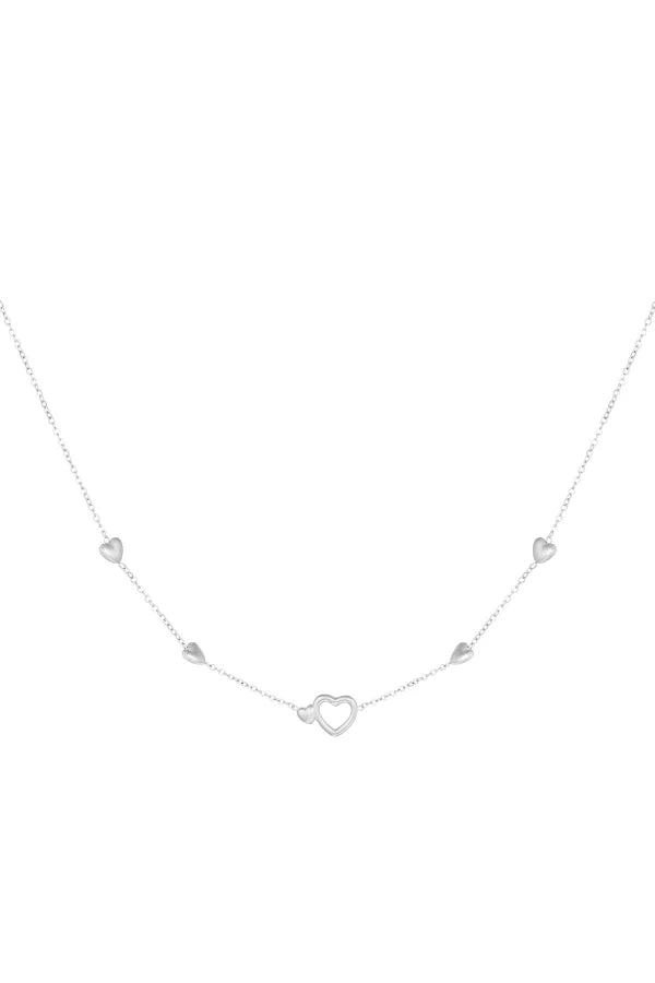 Subtiele ketting in het zilver met hartjes
