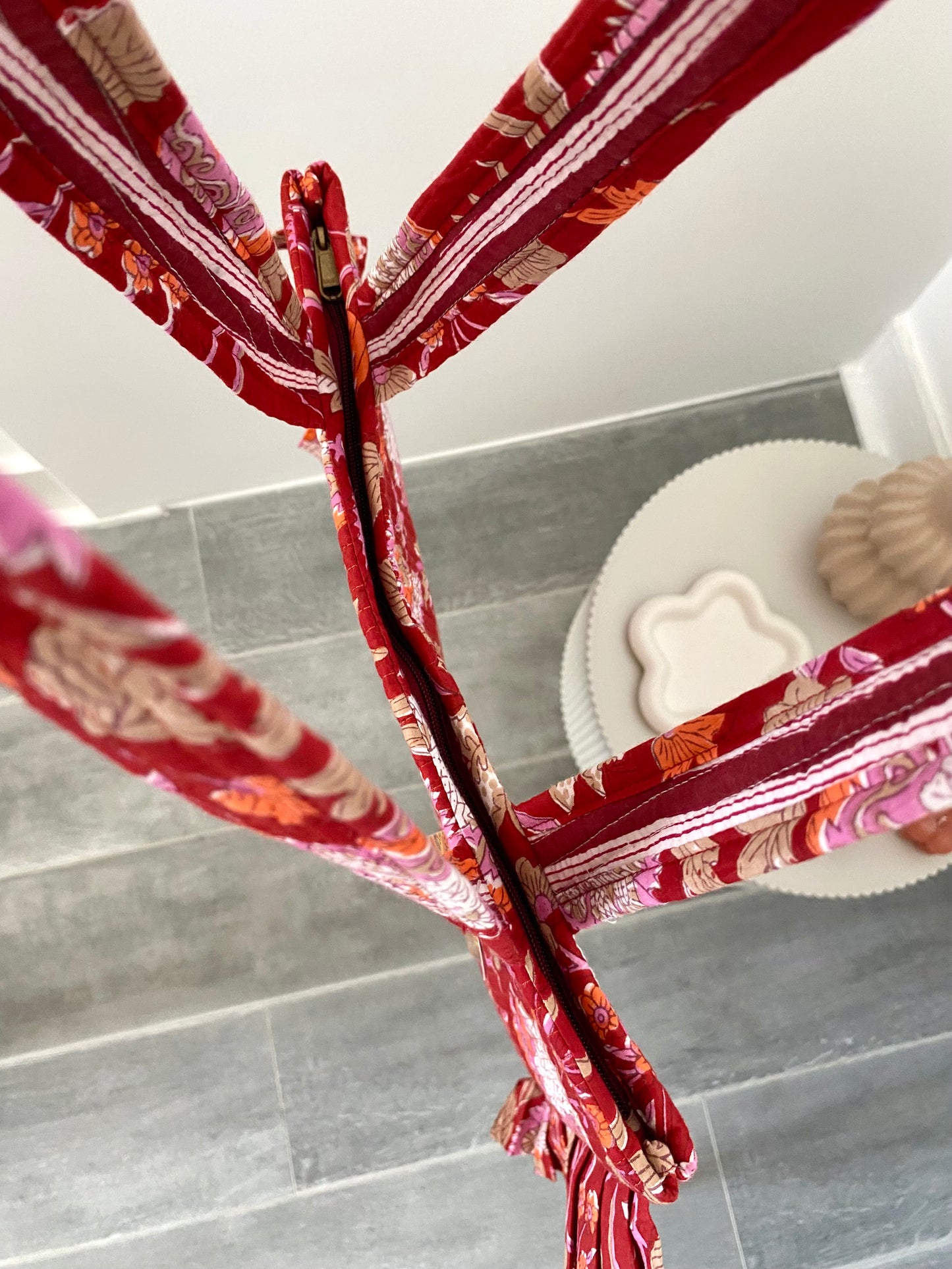 Tas met rode bloemenprint en ritssluiting