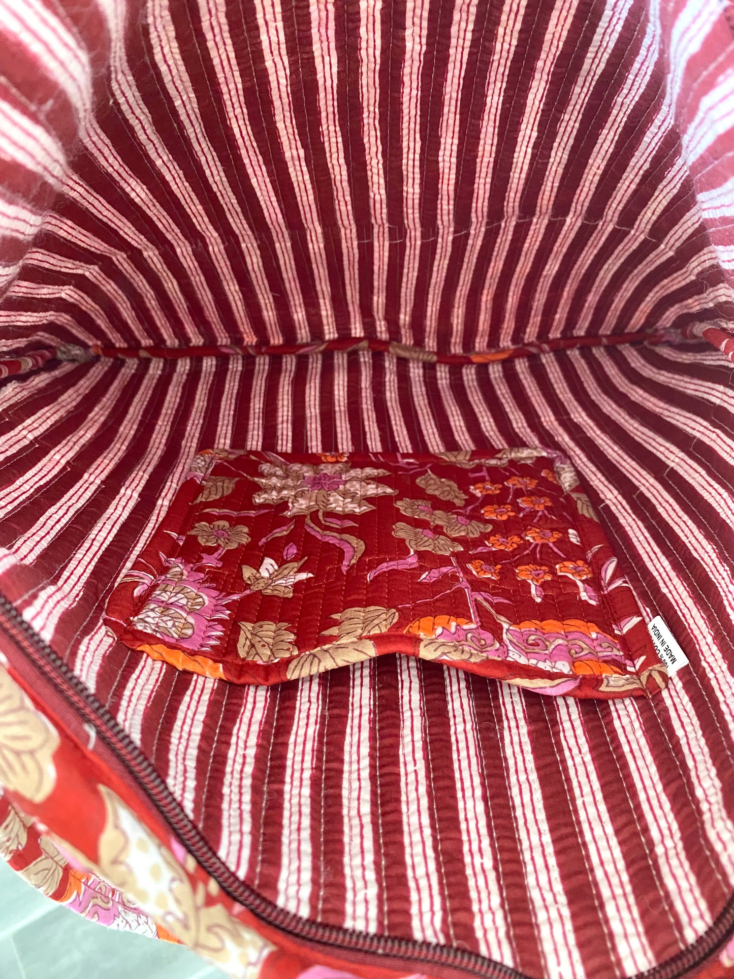 Tas met rode bloemenprint en ritssluiting