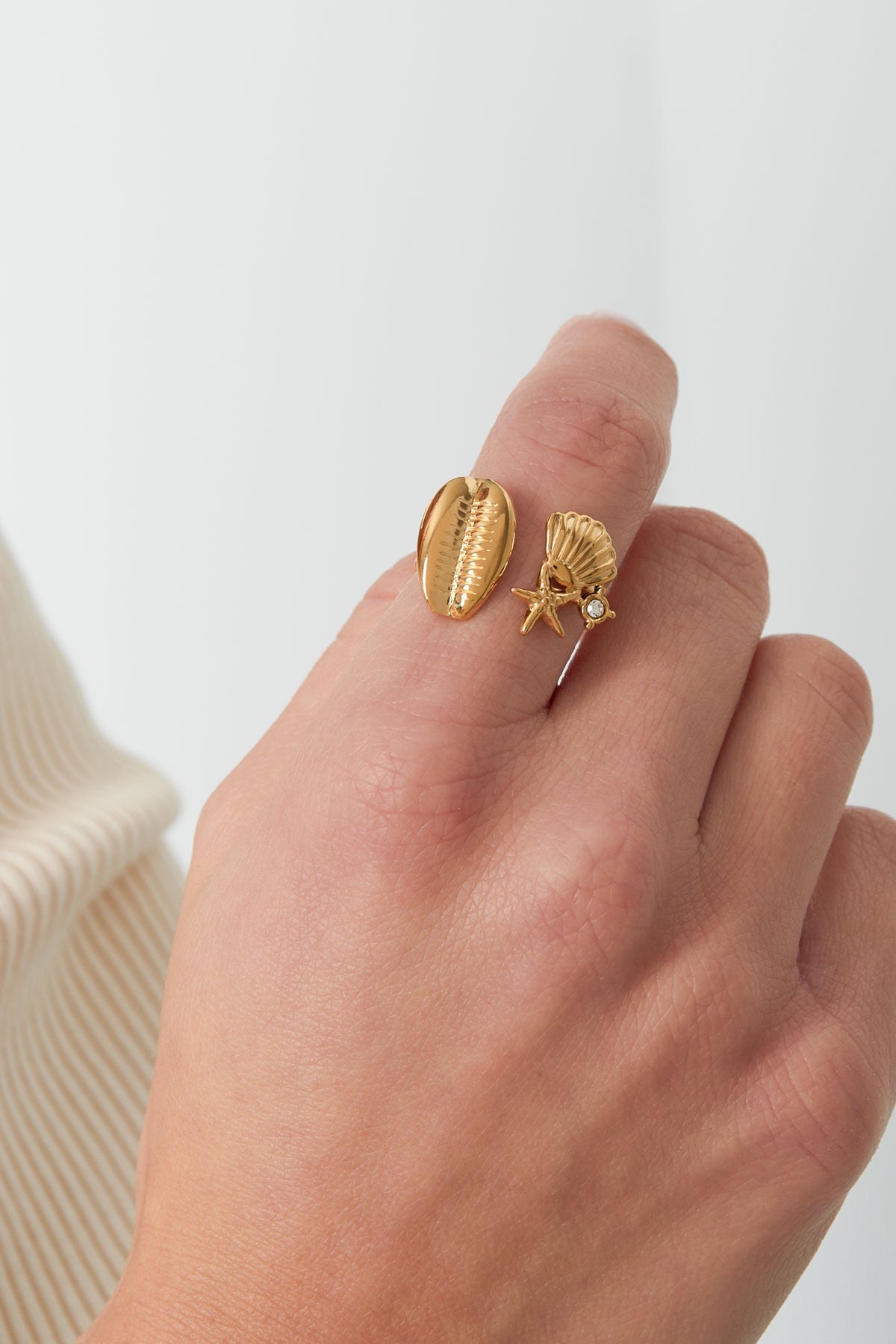 Ring met schelpen en ster in goud