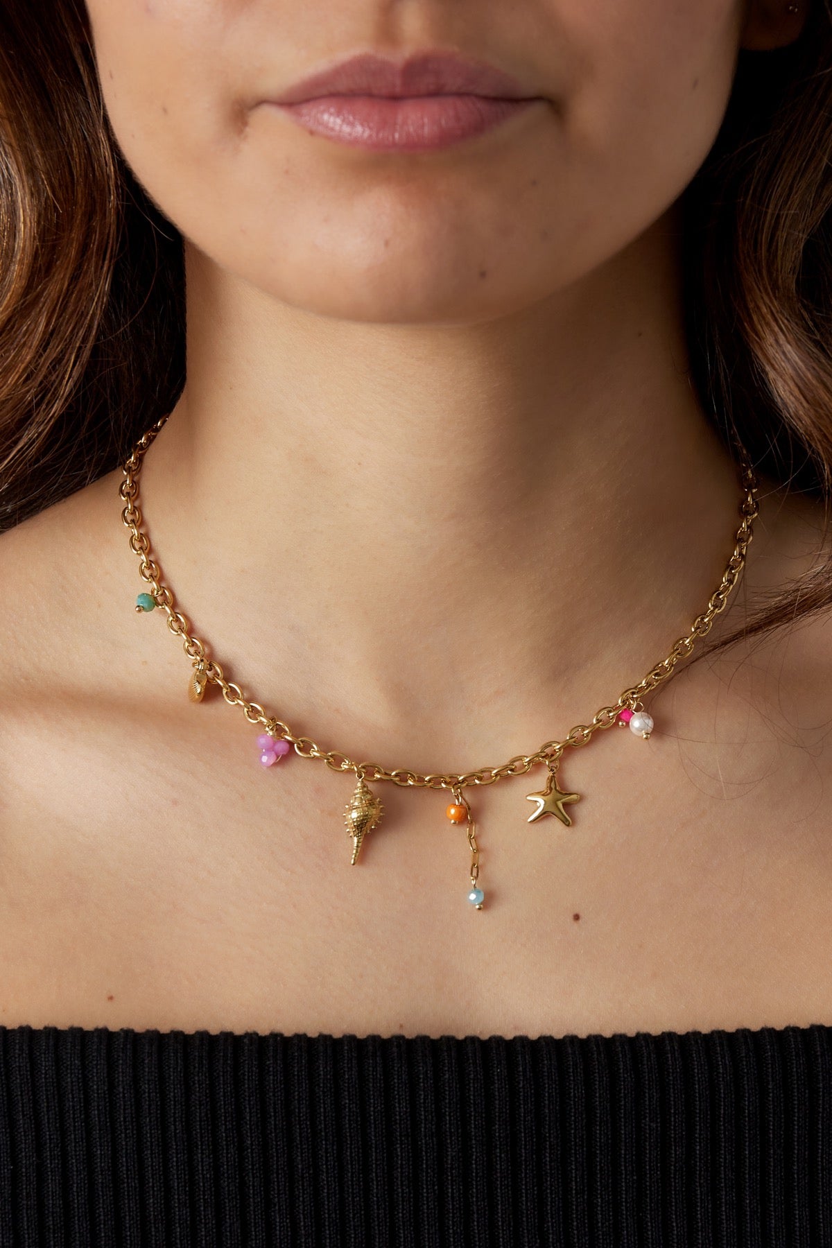 Ketting met schelpen bedels en gekleurde kralen goud