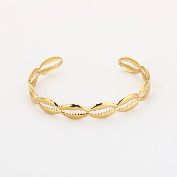 Bangle armband met schelpen in het goud