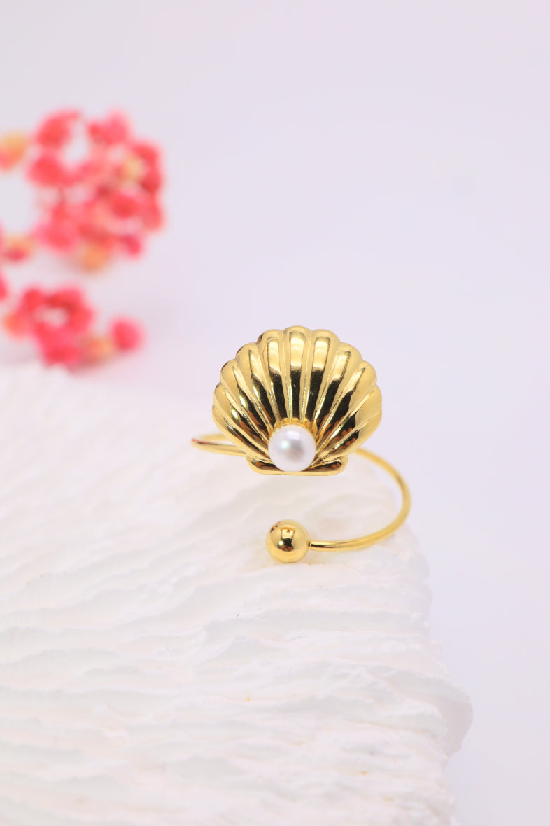 Subtiele ring met schelp en parel goudkleurig