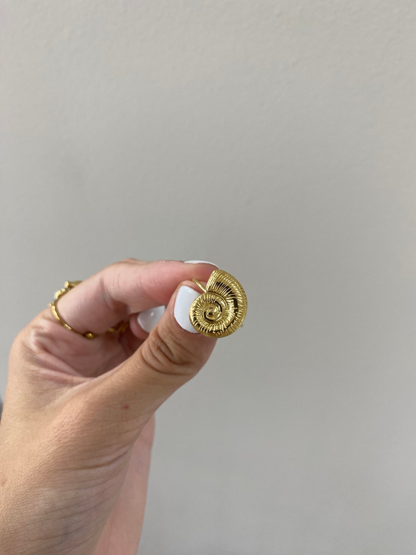 Schelpen ring goudkleurig verstelbaar naar eigen maat
