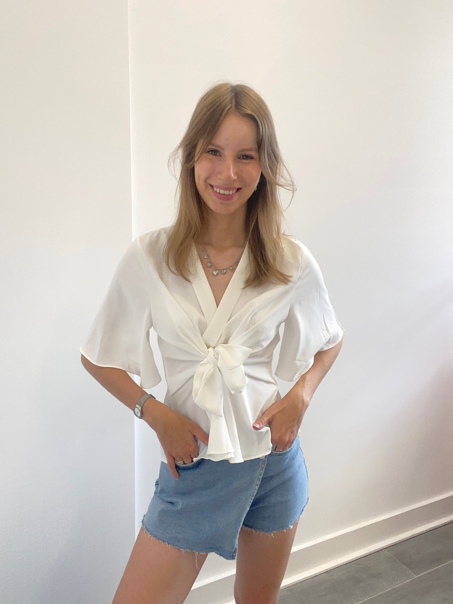 Witte blouse top met strik detail en korte mouw