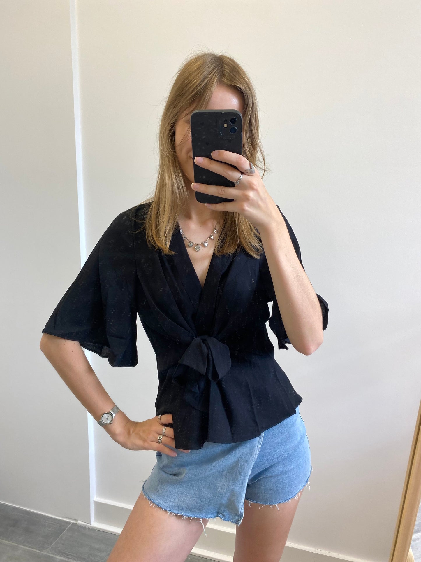 Zwarte blouse top met strik detail en korte mouw