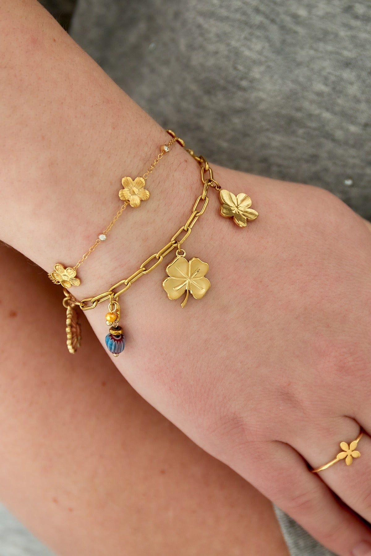 Armband met bloemetjes en glitters in het goud