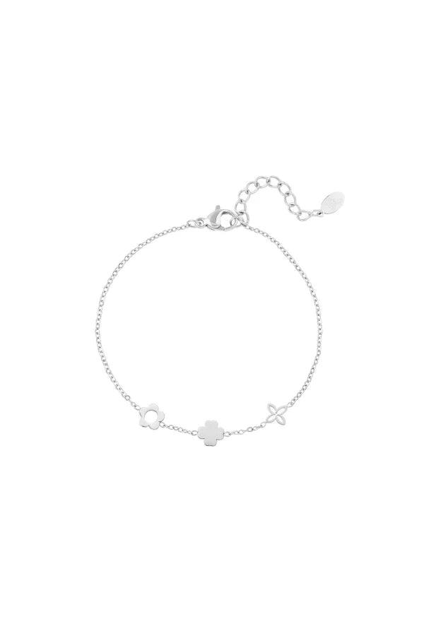Subtiele armband zilver met drie verschillende bloemen