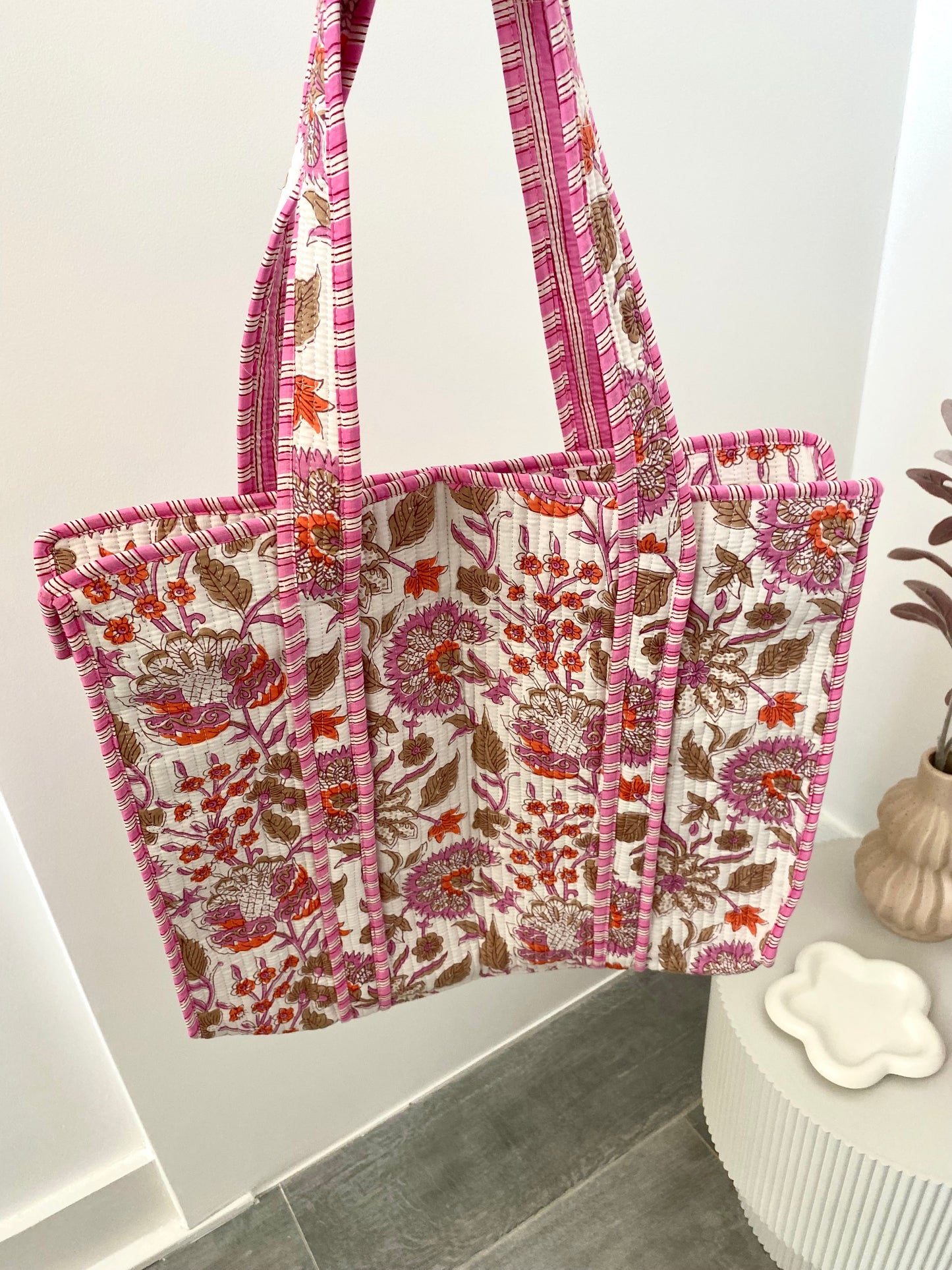 Shopper met bloemenprint in het wit met roze en ritssluiting