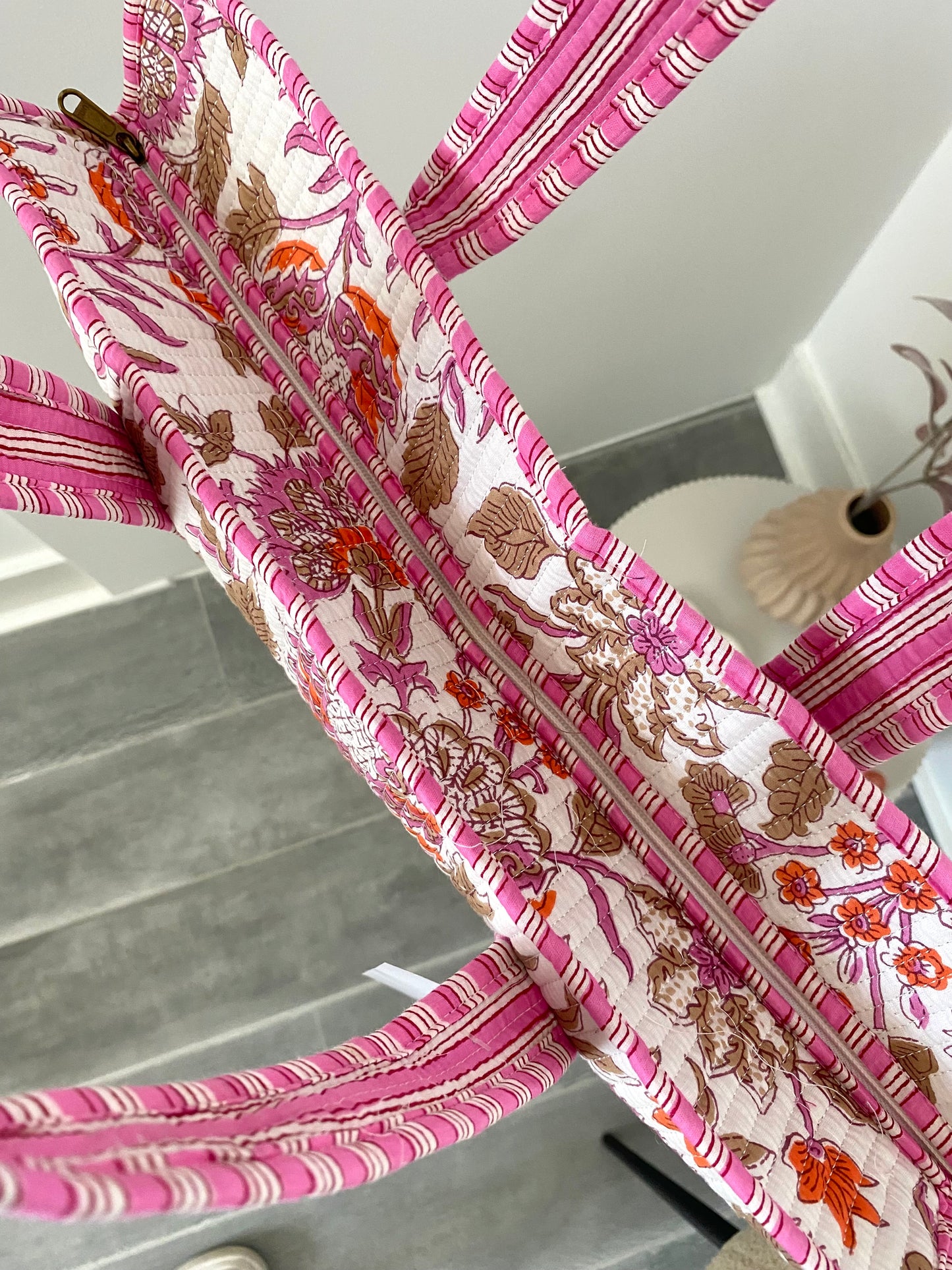 Shopper met bloemenprint in het wit met roze en ritssluiting
