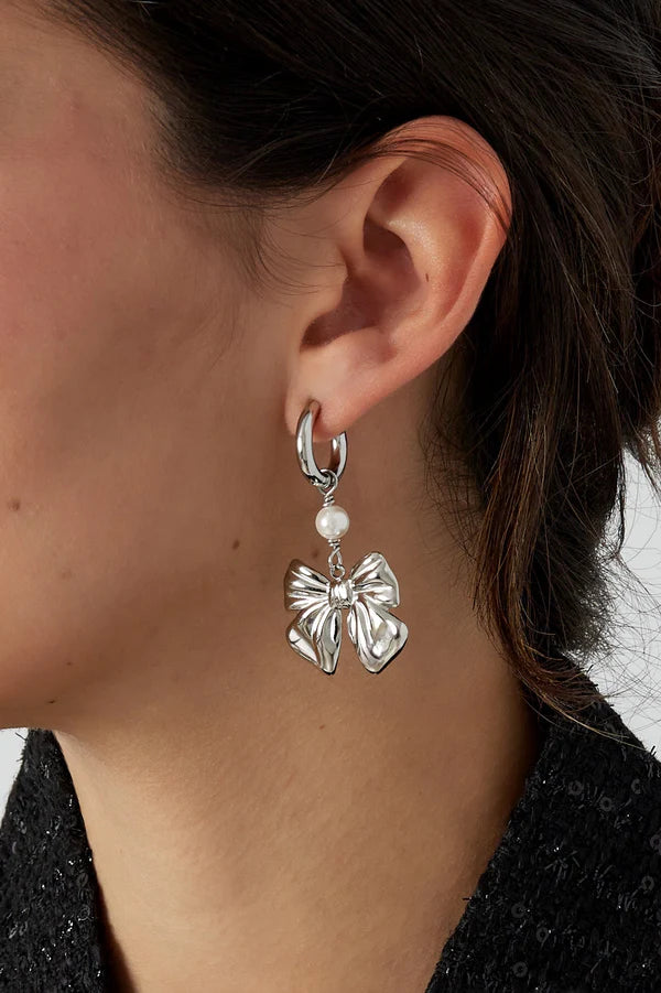 Statement strikjes oorbellen met hangers in het zilver
