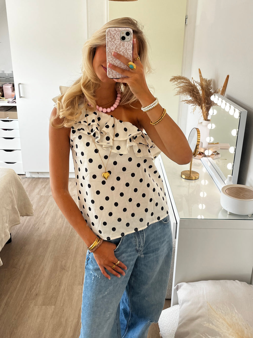 Top met stippen in wit met zwart en ruches