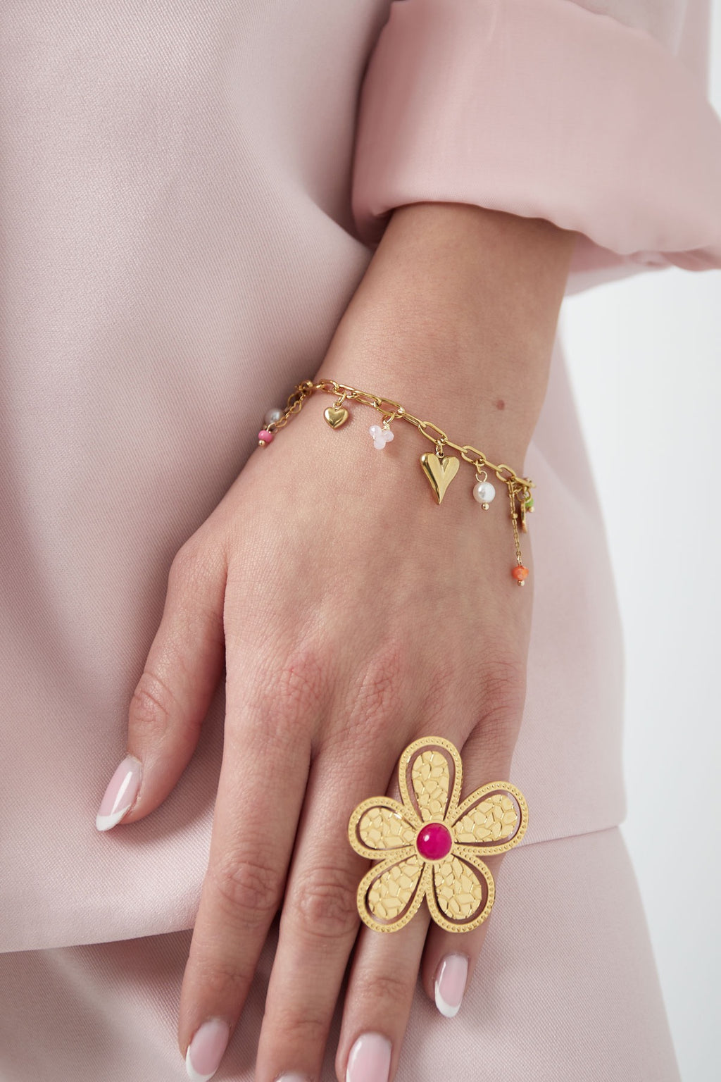 Armband in het goud met hartjes en parels