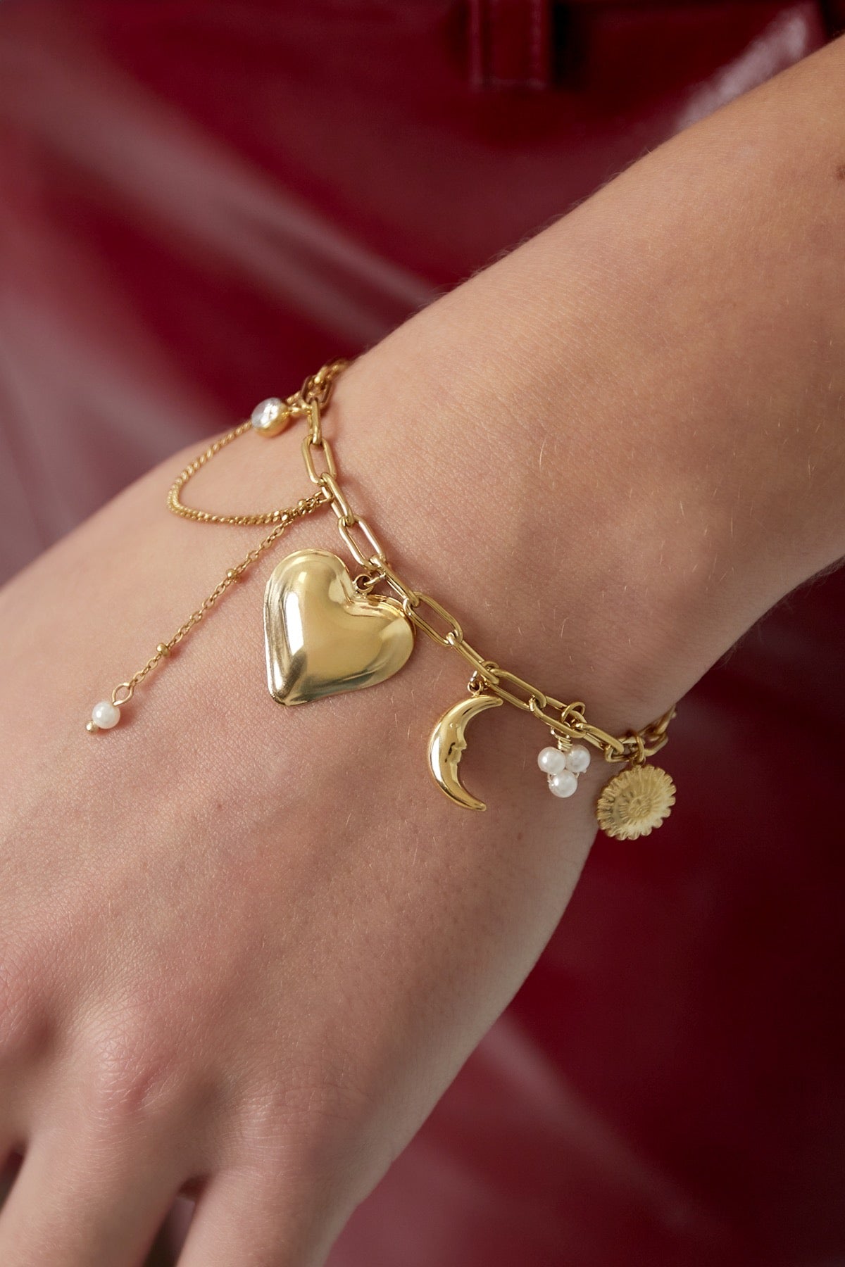 Bedelarmband met verschillende bedels in het goud