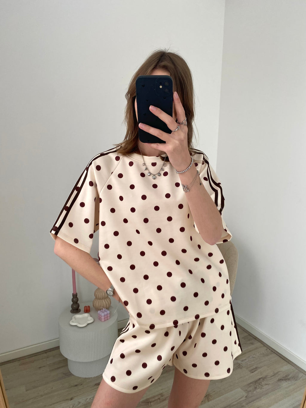 Matchende set van shirt en korte broek in het beige met bruine polka dot stippen