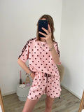 Matchende set van shirt en korte broek in het roze met bruine polka dot stippen