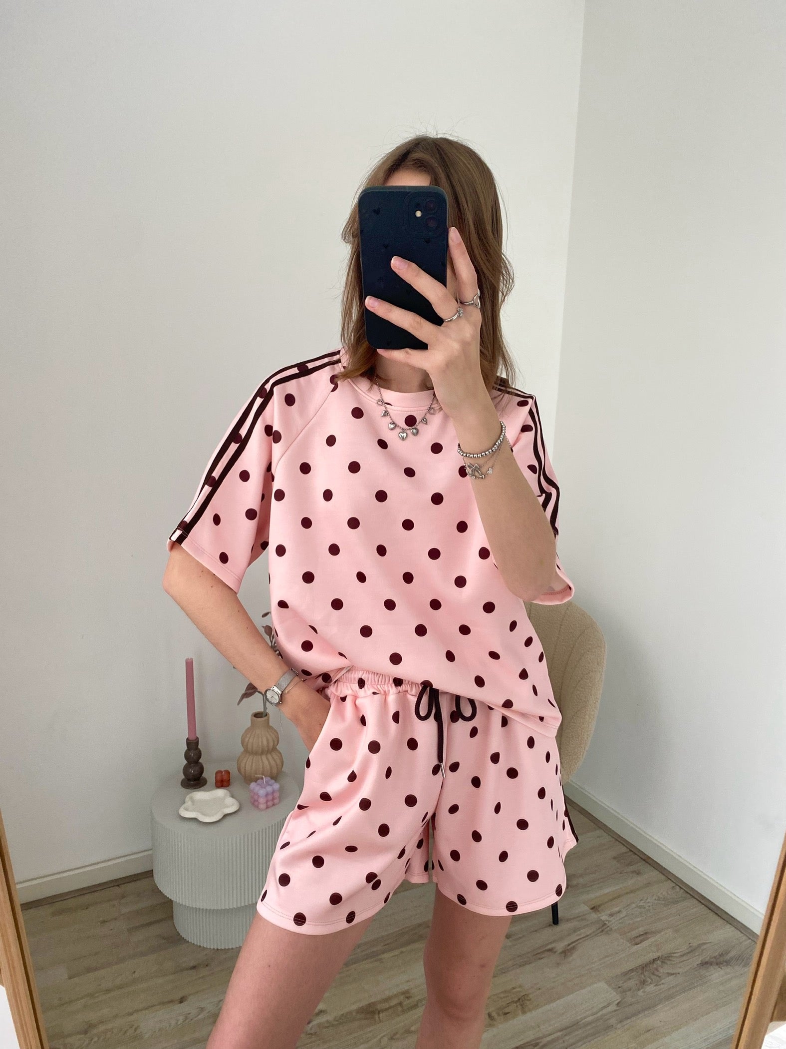 Matchende set van shirt en korte broek in het roze met bruine polka dot stippen