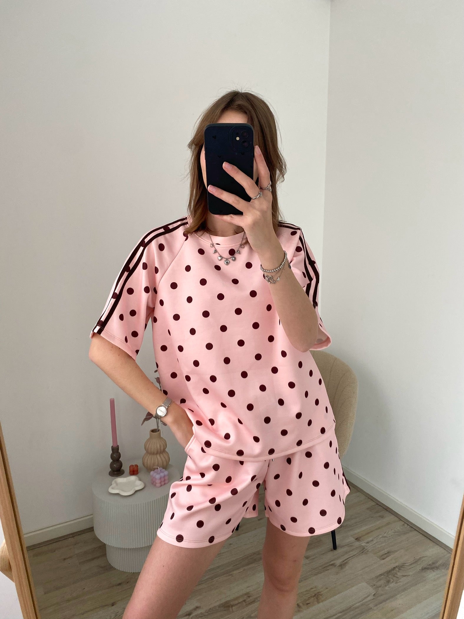 Matchende set van shirt en korte broek in het roze met bruine polka dot stippen