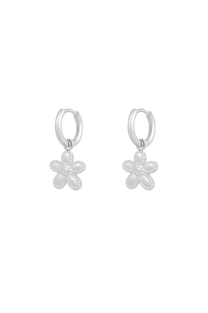Subtiele zilverkleurige oorhangers bloemen