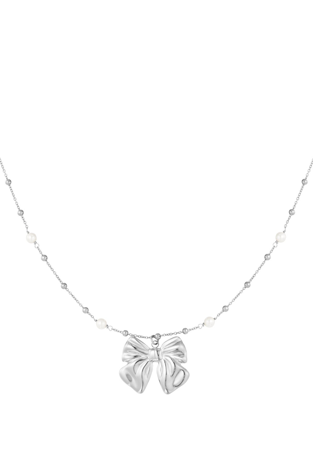 Subtiele ketting met hanger van strik en parels in het zilver