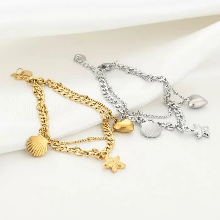 Gouden en zilveren armbanden met bedels