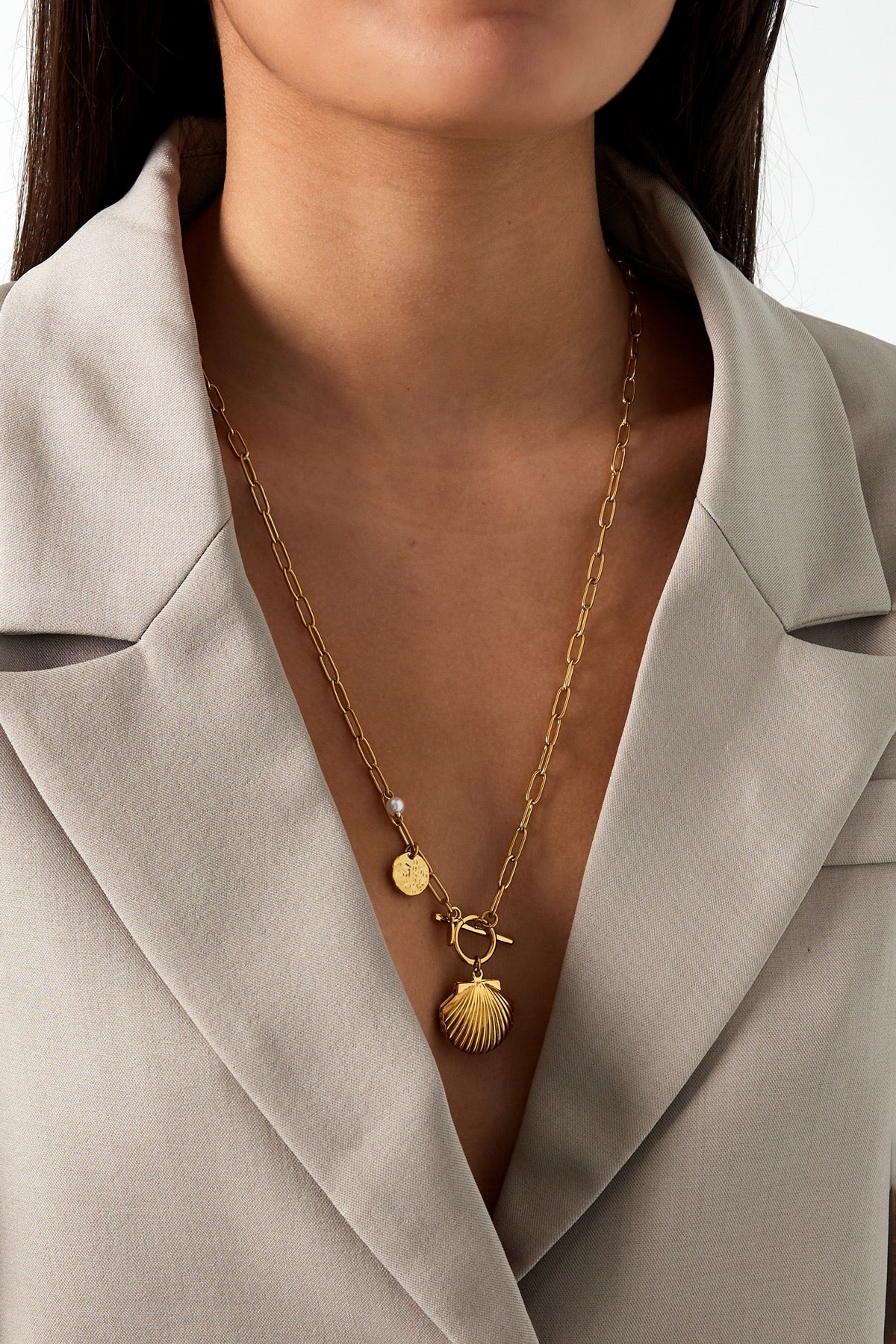 Lange schakelketting met schelp in het goud om hals