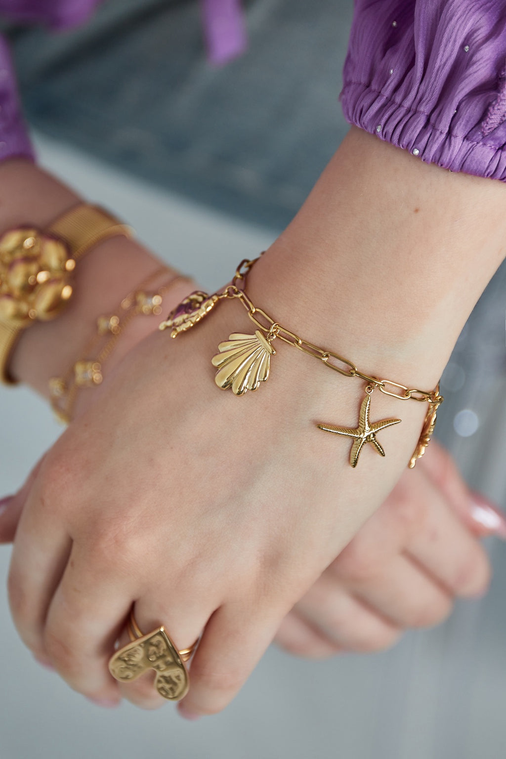 Bedelarmband met schakels en zomerse bedels in het goud