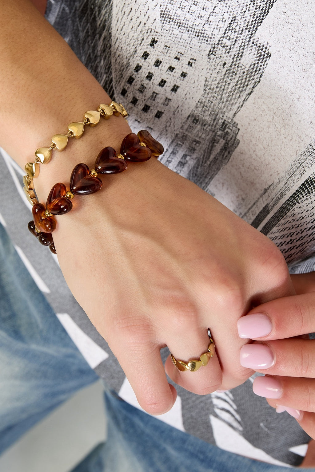 Kralenarmband met hartjes in het bruin om pols