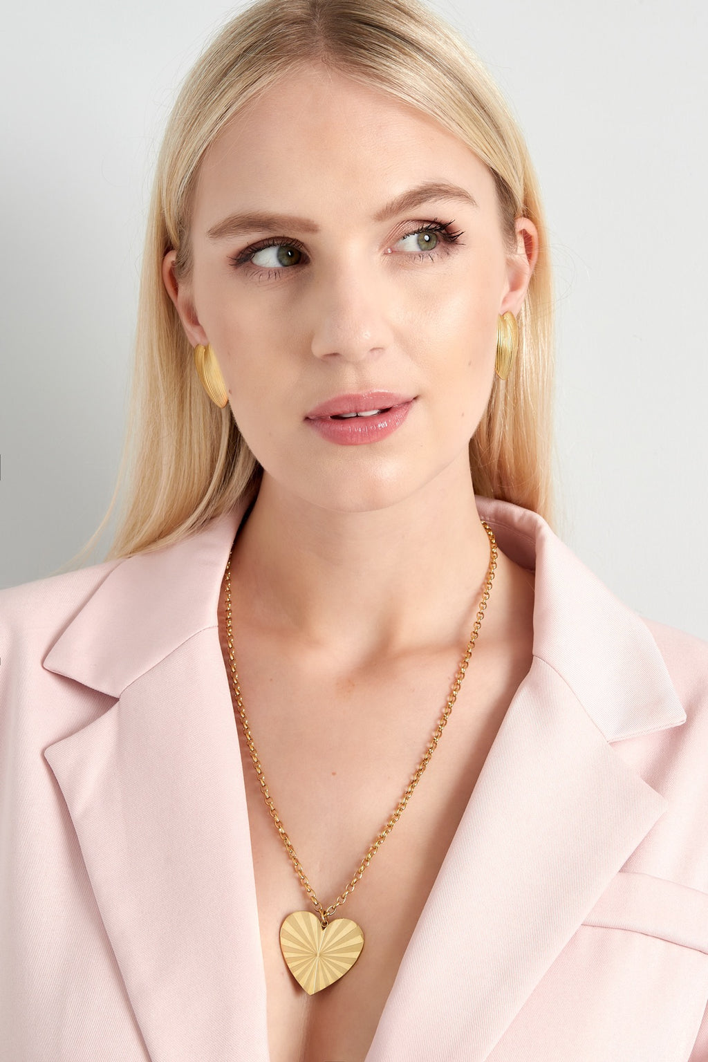 Lange ketting met hart hanger in het goud om hals