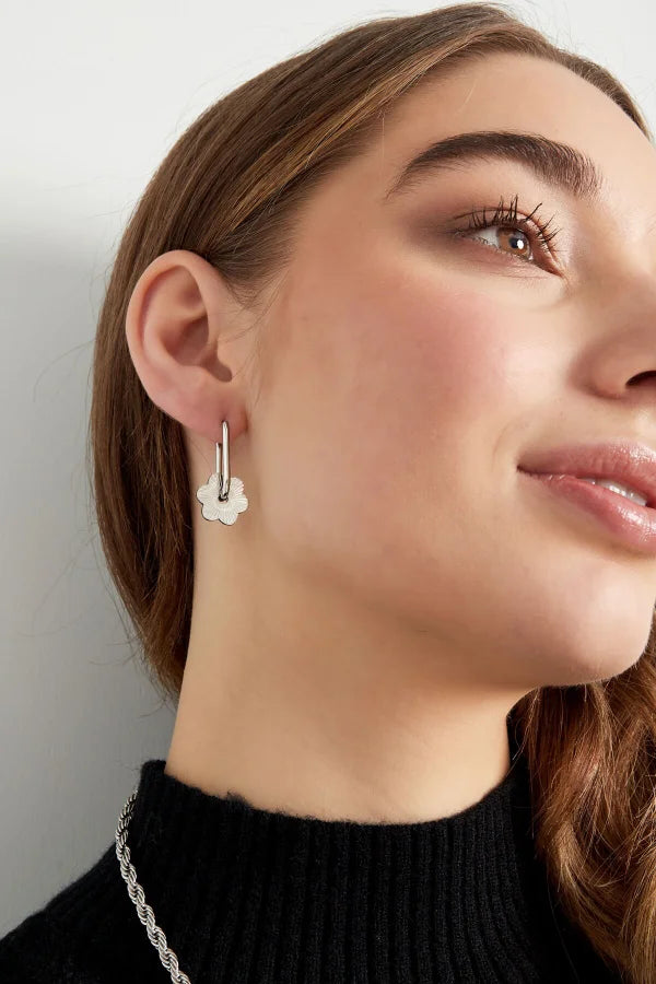 Oorhangers met bloemen bedels in het zilver