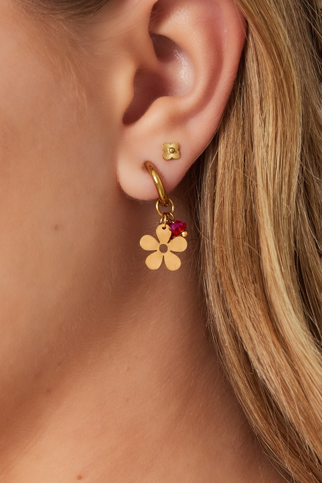 Oorbellen met bloem hangers en vrolijke kralen goud
