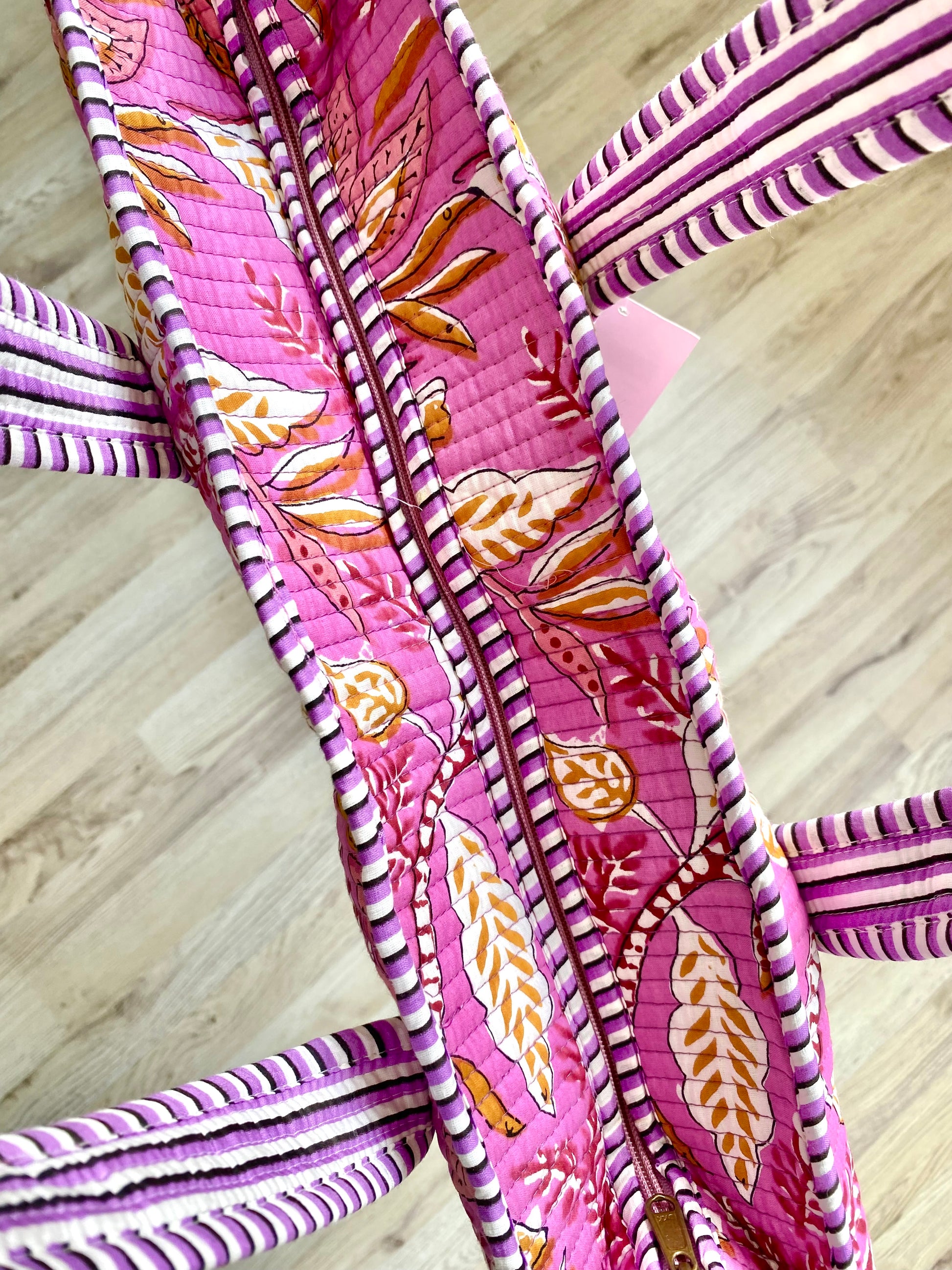 Shopper met vrolijke roze print van bloemen met ritssluiting en hengsel
