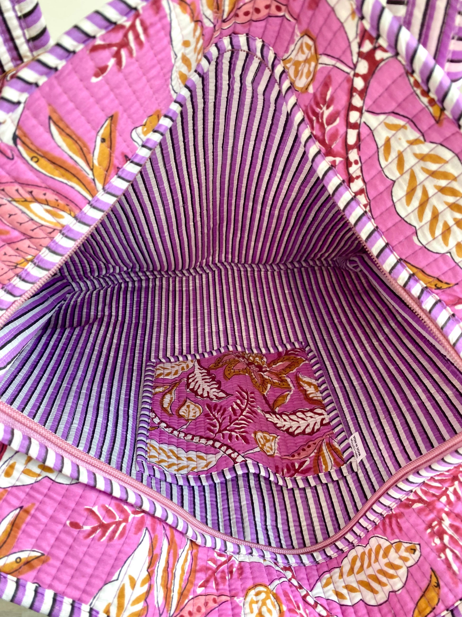 Shopper met vrolijke roze print van bloemen met ritssluiting en hengsel